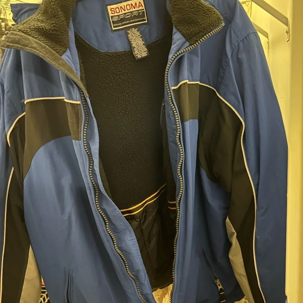 Sonoma sport men’s blue ski coat. Fleece lining. Inside cell pocket.